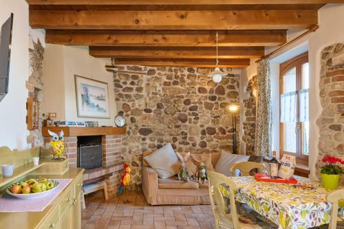 トッリ・デル・ベーナコにあるCasa Silvia II mit Seeblick mit Terrasseの石壁のリビングルームとキッチンが備わります。