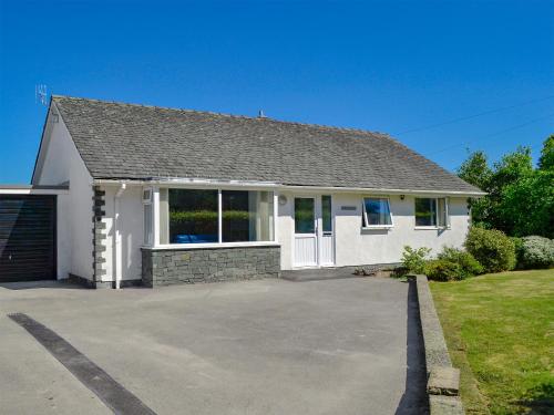 a white house with a large driveway at Rotherwood in Portinscale