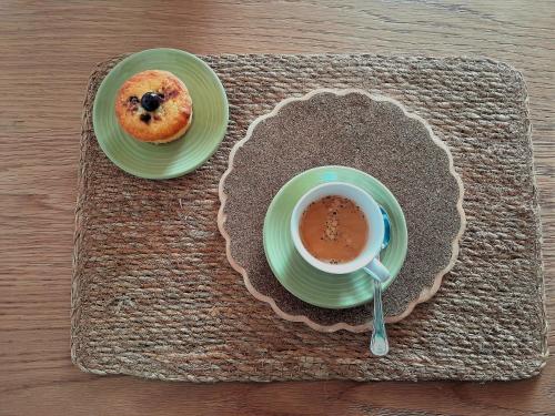 een kop koffie en een bagel op een tafel bij Arcaica Cummersa - Dimora in pietra in Alberobello