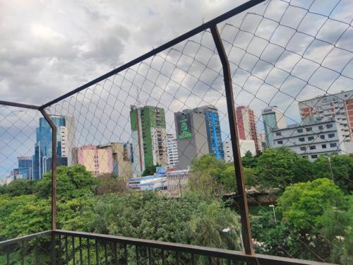 una valla frente a una ciudad con edificios altos en Alojamiento San Blas, en Ciudad del Este