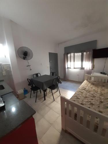 een woonkamer met een tafel en stoelen. bij Ikigai Departamento in Santa Teresita