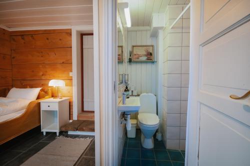 GranにあるHelgaker Gårdのベッド、洗面台、トイレ付きのバスルーム