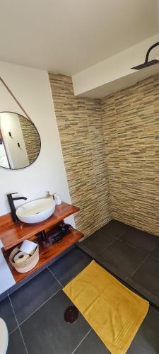 a bathroom with a sink and a mirror at Refúgio das Regadinhas in Santa Cruz