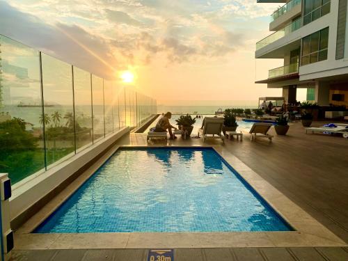 Πισίνα στο ή κοντά στο Grand Marina Oceanview Apartments by Xarm Apartments