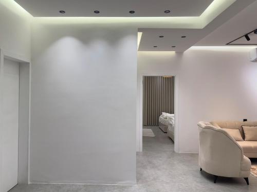 ein Wohnzimmer mit einer Couch und einem Sessel in der Unterkunft سَروة للوحدات السكنية in Abha