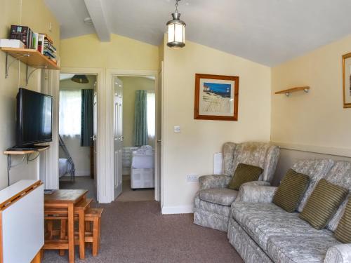 ein Wohnzimmer mit Sofa und Fernseher in der Unterkunft Cat's Cove - Uk47720 in Saint Merryn