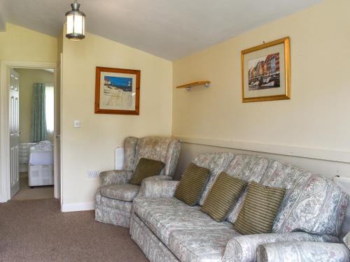 ein Wohnzimmer mit einer Couch und zwei Sesseln in der Unterkunft Cat's Cove - Uk47720 in Saint Merryn