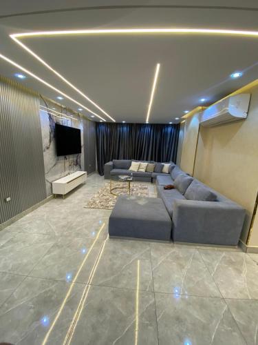 شقه فندقيه علي بعد خطوات من النيل بالمهندسين