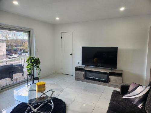 Μια τηλεόραση ή/και κέντρο ψυχαγωγίας στο Calm and collective