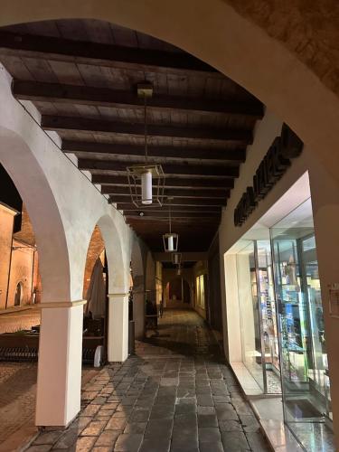 un corridoio vuoto di un edificio con soffitto in legno di Casa Sorgata a Noale