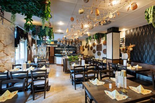 Un comedor con mesas y sillas de madera. en ACHAT Hotel Leipzig Messe, en Leipzig