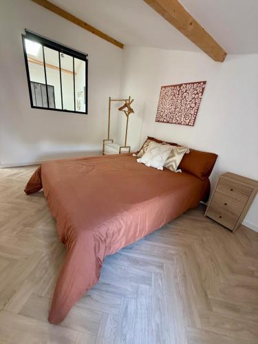 Casa Mérida في سان-جان-دونغلي: سرير كبير في غرفة بيضاء بها نافذة