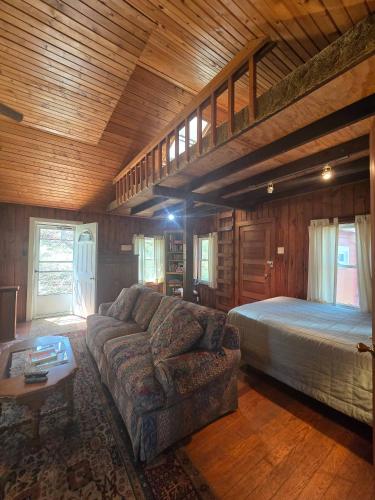 Postel nebo postele na pokoji v ubytování Lakefront Fun on Papakeechie | Kayaks & More!