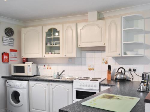 NewchurchにあるThe Galley - E3770のキッチン(白いキャビネット、白い電化製品付)