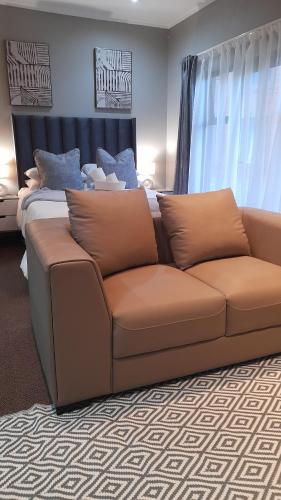 Posezení v ubytování The Prestige Escape Elegant Living at Bains Lodge