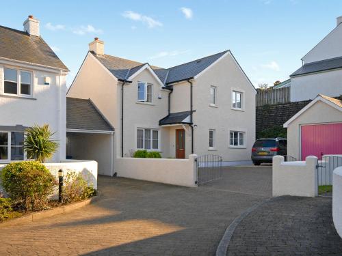 een rij witte huizen met een oprit bij Haven's Rest in Walton West