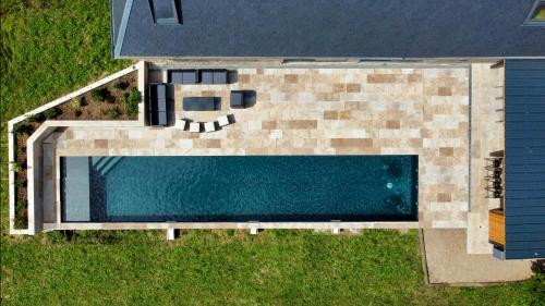 einen Blick über einen Pool neben einem Haus in der Unterkunft Villa Luceo Périgord 10p Piscine Clim in Coly