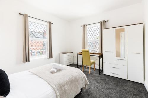 une chambre blanche avec un lit et un bureau dans l'établissement Contractors-Sleeps 7-FreeWiFi-CityCentre, à Spon End