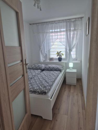 Ένα ή περισσότερα κρεβάτια σε δωμάτιο στο Mieszkanie Słoneczny Sandomierz 2