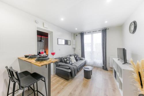 TV a/nebo společenská místnost v ubytování Appartement Cinéma Aéroport Orly - Parking gratuit & VTC