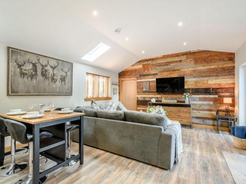 een woonkamer met een bank en een tafel bij Appletree Lodge in Ayr