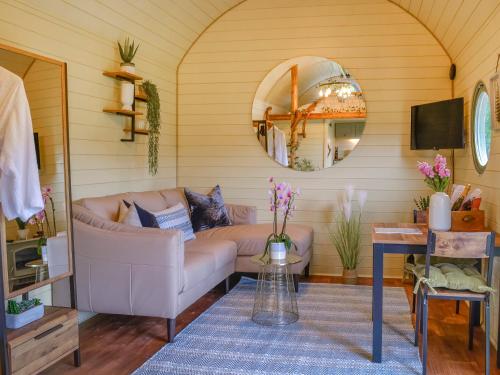 StraitonにあるBracken - Uk34842のソファと鏡のあるリビングルーム