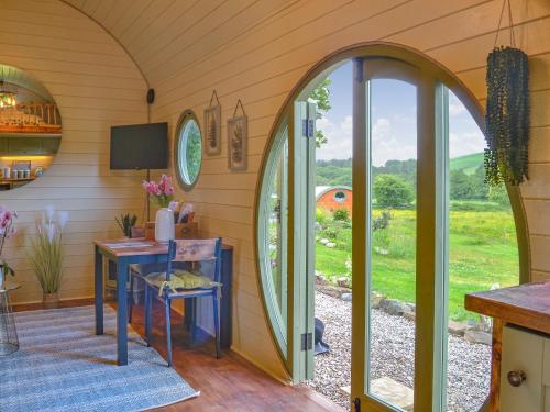 StraitonにあるBracken - Uk34842の机のあるホームオフィスのアーチ型の出入り口