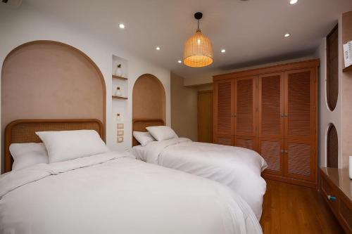 Ένα ή περισσότερα κρεβάτια σε δωμάτιο στο Al-Saraya Homes
