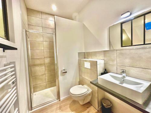 Ένα μπάνιο στο Villa Luceo Périgord 10p Piscine Clim