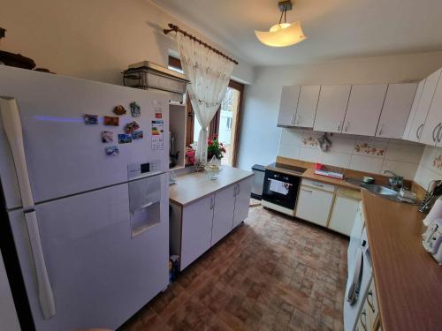 una cucina con elettrodomestici bianchi e frigorifero bianco di Elysium Zenith Estate a Cornu de Jos