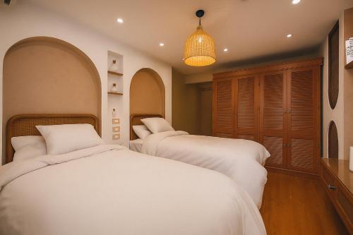 Postel nebo postele na pokoji v ubytování Al-Saraya Homes