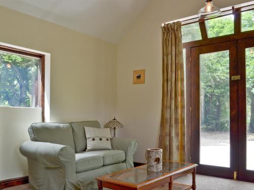 Posezení v ubytování Waterfall Cottage