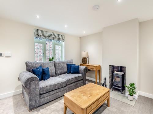 Wainfleet All SaintsにあるMr George- Uk34816のソファと暖炉のあるリビングルーム