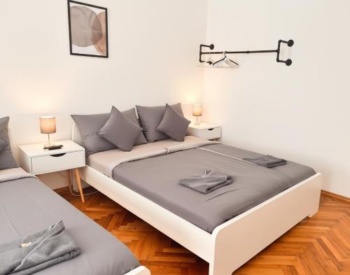 Stylish Flat with 2 Double Beds for 4 people 15a