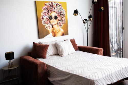 ブオクスにあるCharming studio by Lake Lucerneの壁に絵が飾られたベッドのある寝室