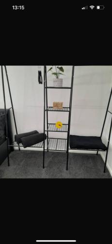 Habitación con 2 literas y planta en Home away from home, en Bury