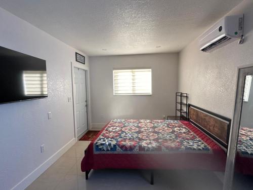 um quarto com uma cama e uma televisão em Miramar's Studio em Miramar