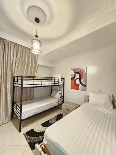 Ένα ή περισσότερα κρεβάτια σε δωμάτιο στο Sky View Tanger