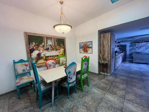 a dining room with a table and chairs at Paraíso Real in Buga