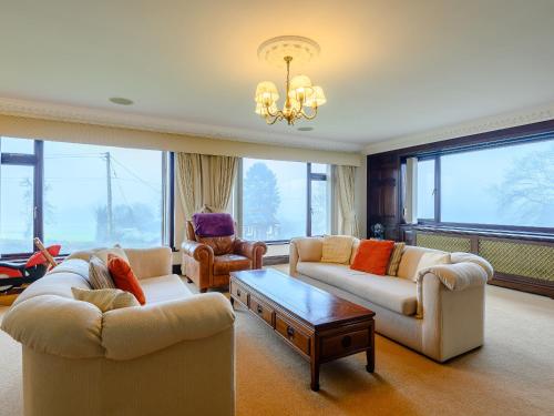 WoolastonにあるUk34469 - Orchard Lodgeのソファ2つとテーブルのあるリビングルーム