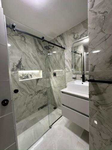 een badkamer met douche en wastafel bij MaryHospedaje in Valencia