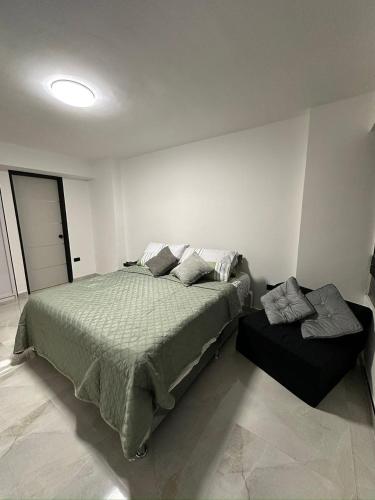 een slaapkamer met een bed en een poef erin bij MaryHospedaje in Valencia