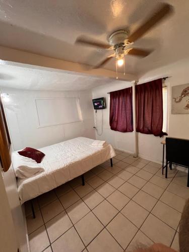 Postel nebo postele na pokoji v ubytování Central Phoenix Value Stay Red Room