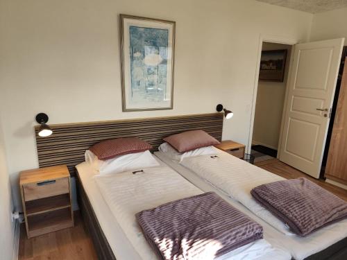 Dos camas individuales en una habitación con en House on Vellingtoft in Kværs - apartments, en Gråsten