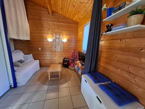 a small room with a couch and a table at Jolie Cabane Océan in Vielle-Saint-Girons