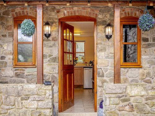 LlansilinにあるCoed Y Gaer Annexe - Uk43776のキッチンに通じる廊下のある石造りの家