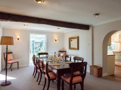 Un comedor con mesa y sillas en Lookin How, en Dockray