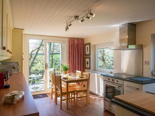 cocina con mesa con sillas y comedor en Lookin How, en Dockray