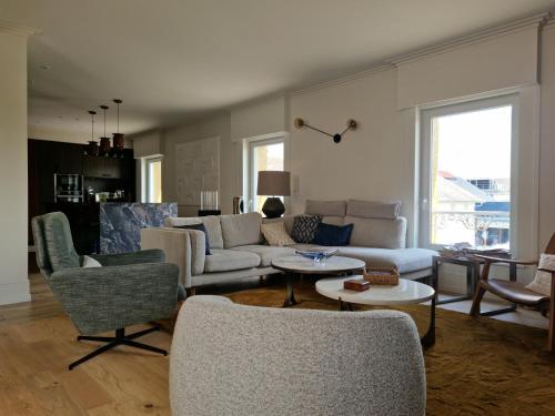 a living room with a couch and chairs at ATELIER DE BERCK - Gîte 6p avec Parking GRATUIT & TERRASSE in Berck-sur-Mer