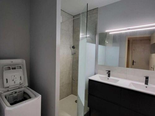 a bathroom with a toilet and a sink and a shower at Chambre Privée Cosy- Dans Appartement Moderne en Colocation- Tram A -P2-4 in Lormont